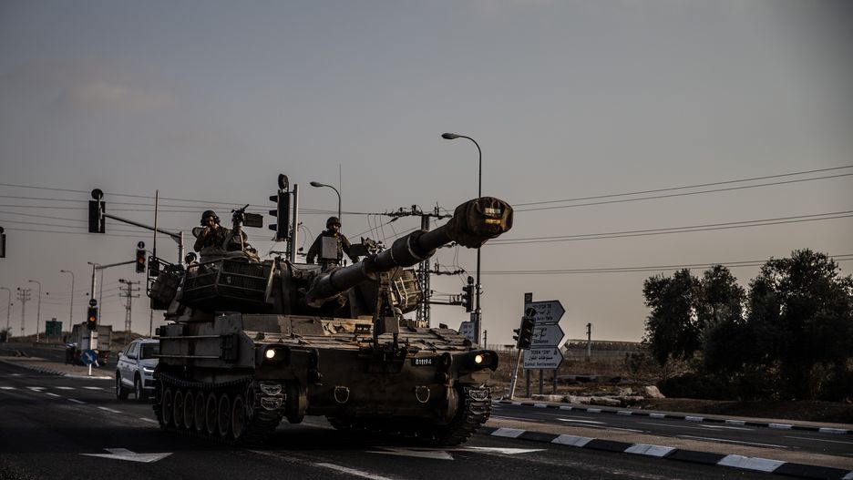 24.10.2023 r., izraelska armia w drodze do punktu zbornego blisko granicy Strefy Gazy w okolicach miasta Sderot