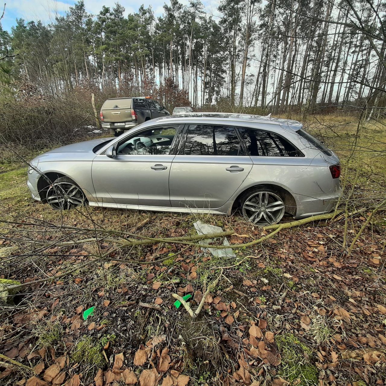 Audi bez opon, za to z włączonym silnikiem. Policja ma niezłą zagadkę