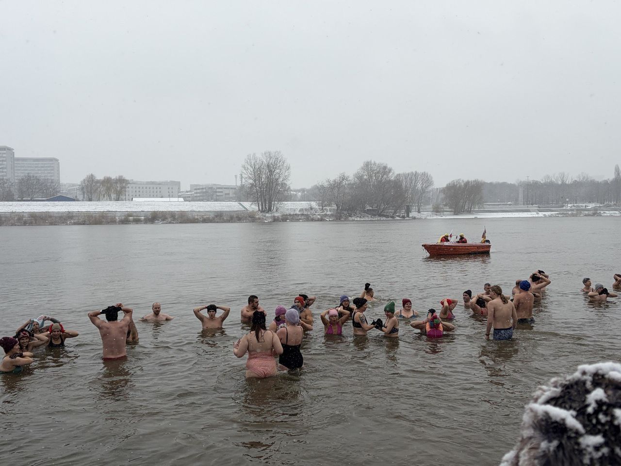 Warszawa: Niedzielne morsowanie na Saskiej Kępie. Rozpoczął się sezon na zimowe kąpiele w Wiśle. Wszystko w zimowej scenerii