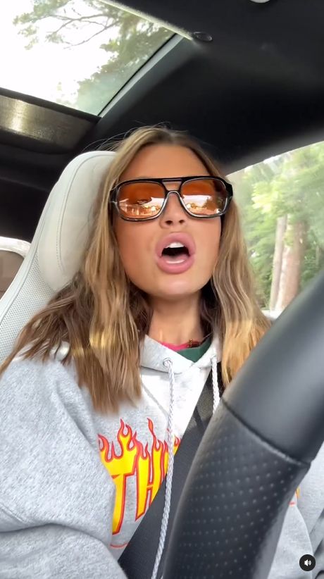 Julia Wieniawa nagrywa na Instagram, prowadząc auto
