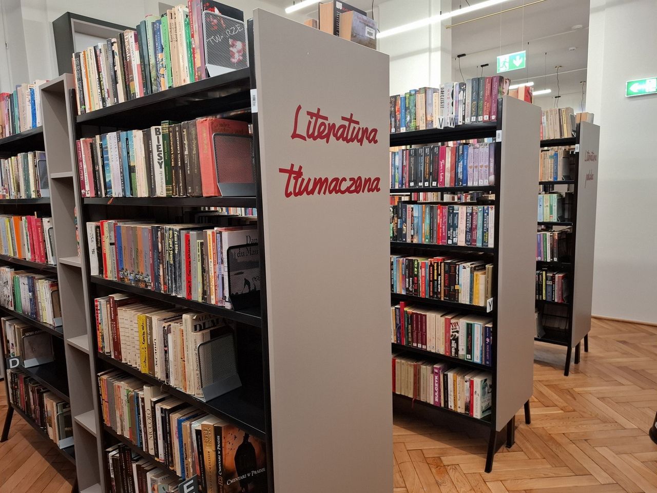 Krakowianie ustawiają się w długich kolejkach po te książki. Top 10 tytułów w Bibliotece Kraków