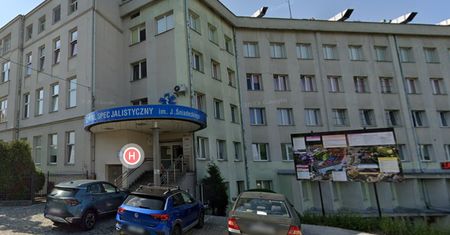 Tragedia w Nowym Sączu. 69-letni pacjent leżał przed szpitalem