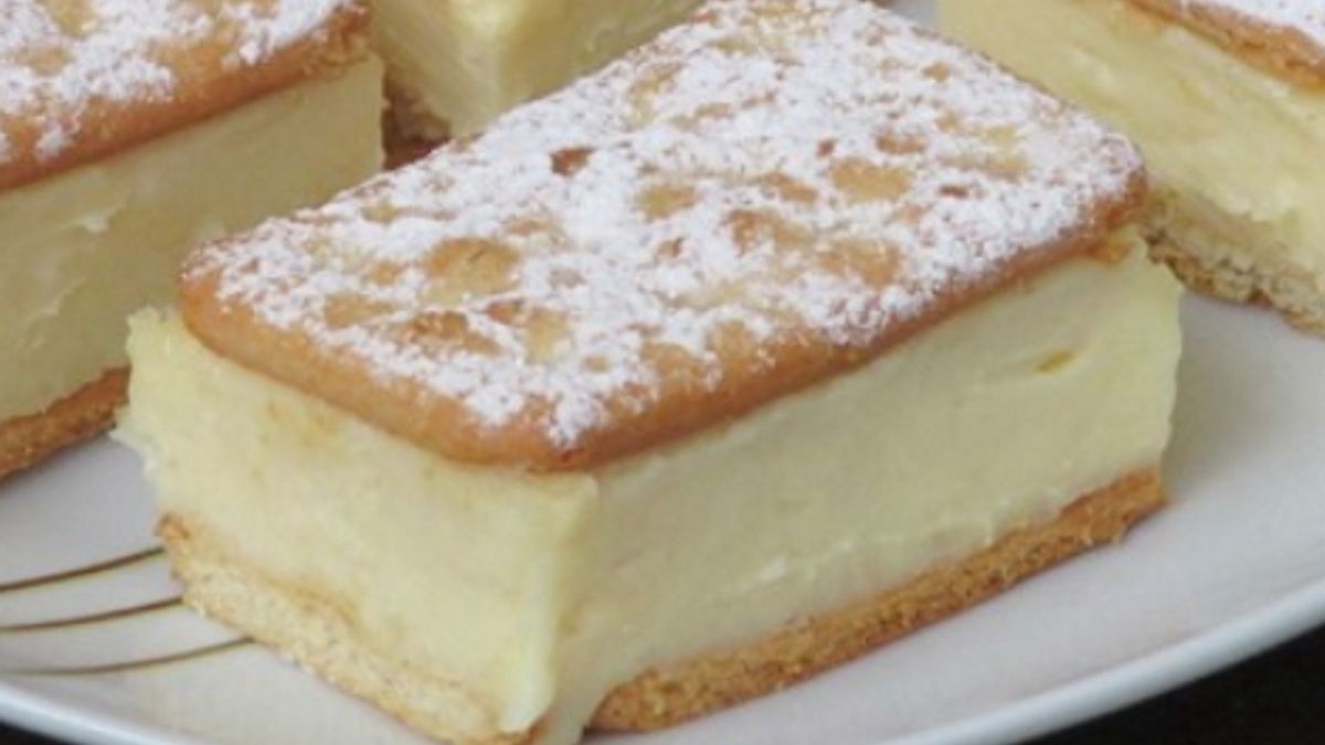 Napoleonka na krakersach to pyszne ciasto bez pieczenia, które zasmakuje wszystkim miłośnikom kremów budyniowych.