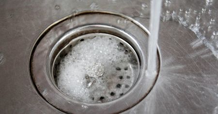 Wsyp 5 łyżek do odpływu. Rozpuści cały brud