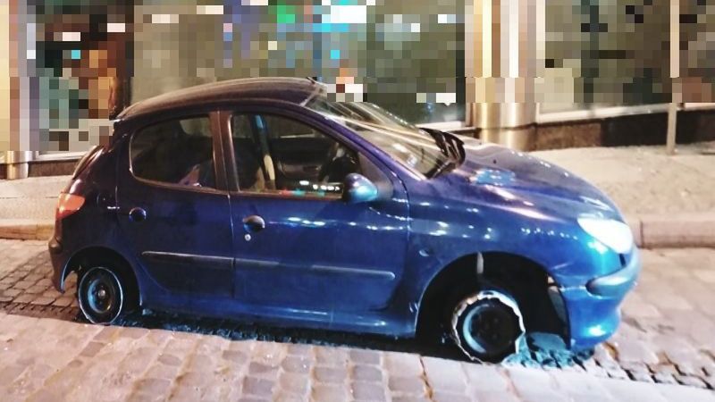 Wrocław. Próbował jechać przez Rynek samochodem bez dwóch opon. Był pod wpływem alkoholu