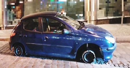 Wrocław. Próbował jechać przez Rynek samochodem bez dwóch opon. Był pod wpływem alkoholu