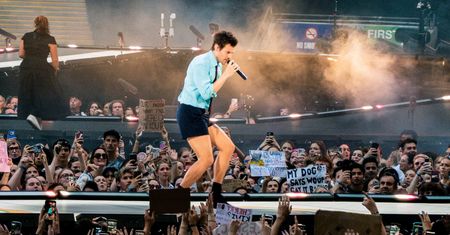 Harry Styles przestraszył fanów. Niespodziewanie upadł na scenie