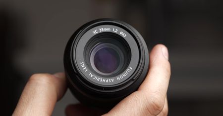 Fujinon XC 35 mm f/2: Taki sam optycznie jak Fujinon XF 35 mm f/2, jednak 2x tańszy