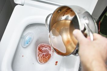 Wylewasz zupę do toalety? Natychmiast przestań
