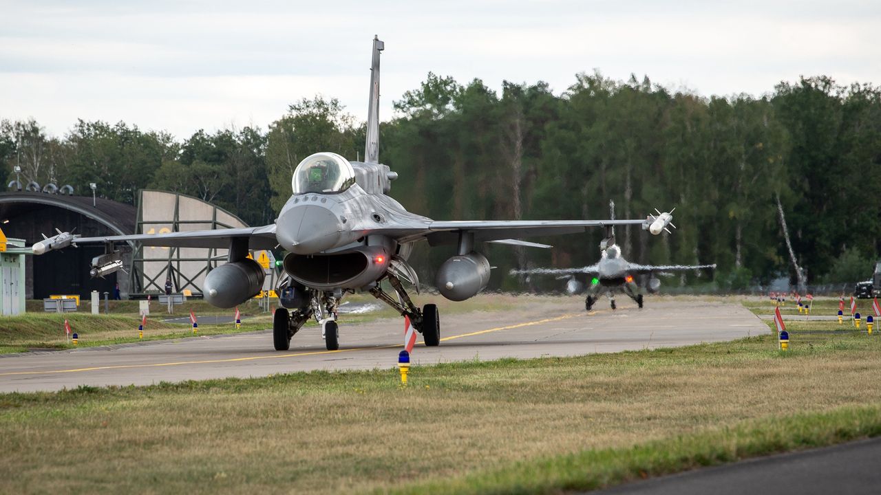 Polskie myśliwce F-16 w bazie w Łasku