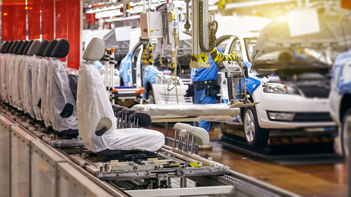 Na początku 2022 r. produkcja samochodów w Polsce spadła o jedną trzecią