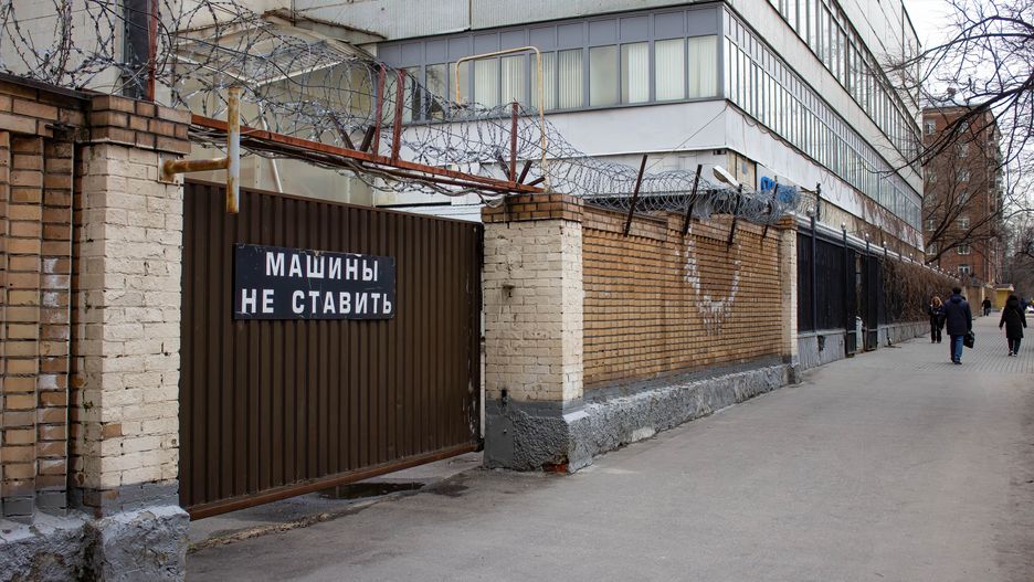 MOSCOW, RUSSIA - 2023/04/04: One of the gates into the Lefortovo prison saying "No parking in front of the gates" in Moscow. Lefortovo Prison is currently under the jurisdiction of the Russian Ministry of Justice and is officially referred to as the Lefortovo investigative isolator. It is generally known for being the place where high-profile and political prisoners await their trial. American reporter at The Wall Street Journal Evan Gershkovich is currently awaiting trial in the Lefortovo prison. Gershkovich was detained by Russia's Federal Security Service on charges of espionage in March 2023. (Photo by Vlad Karkov/SOPA Images/LightRocket via Getty Images)