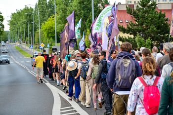 Pokonują setki kilometrów pieszo. "Oprócz błękitnego nieba nic nam więcej nie potrzeba"