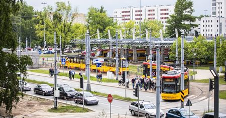 Tramwaj i samochód na skrzyżowaniu. Który pojazd ma pierwszeństwo?