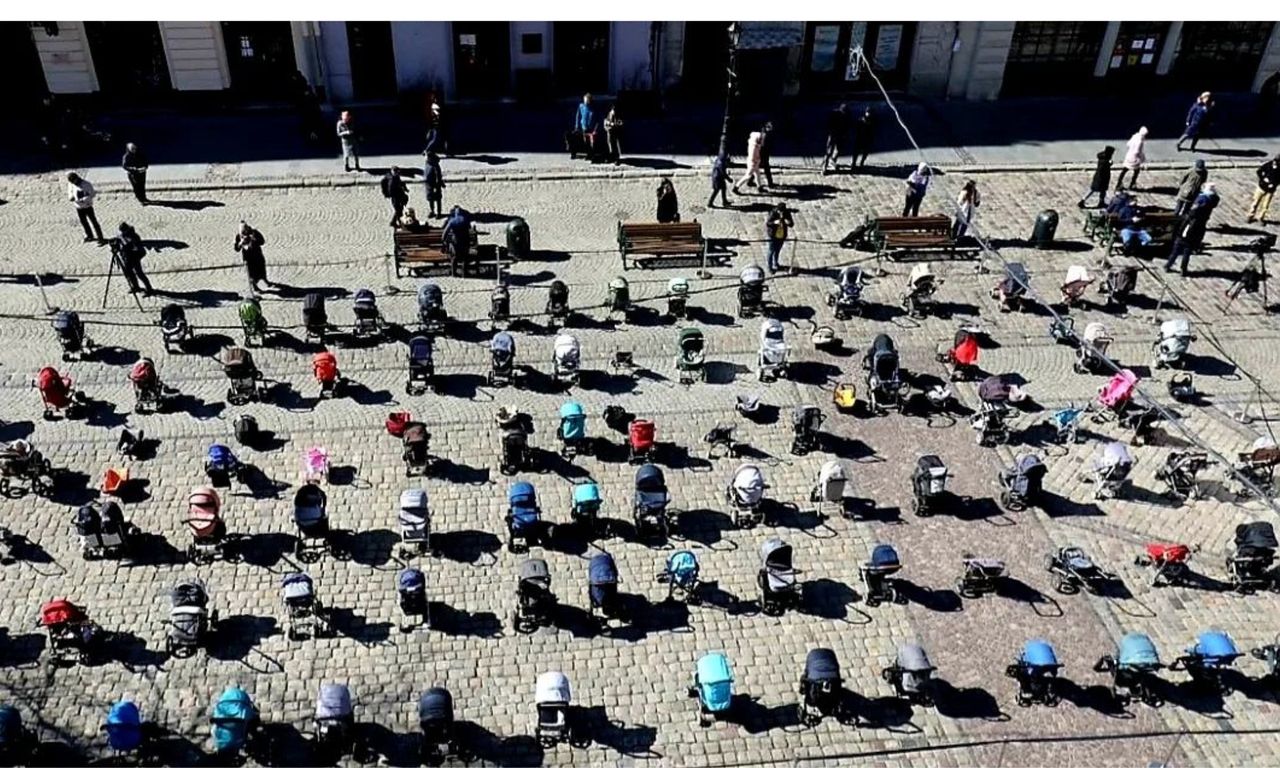 "Serce pęka". 109 pustych wózków na lwowskim rynku to liczba-symbol