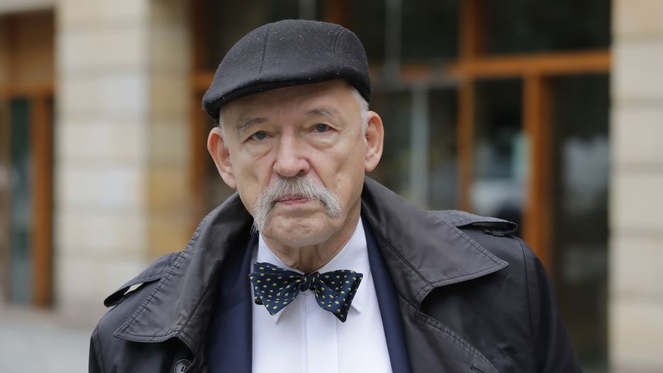 Warszawa, 27.10.2023. Polityk Konfederacji Janusz Korwin-Mikke przed siedzibą Polskiej Agencji Prasowej w Warszawie, 27 bm. Janusz Korwin-Mikke był gościem Studia PAP. (sko) PAP/Tomasz Gzell