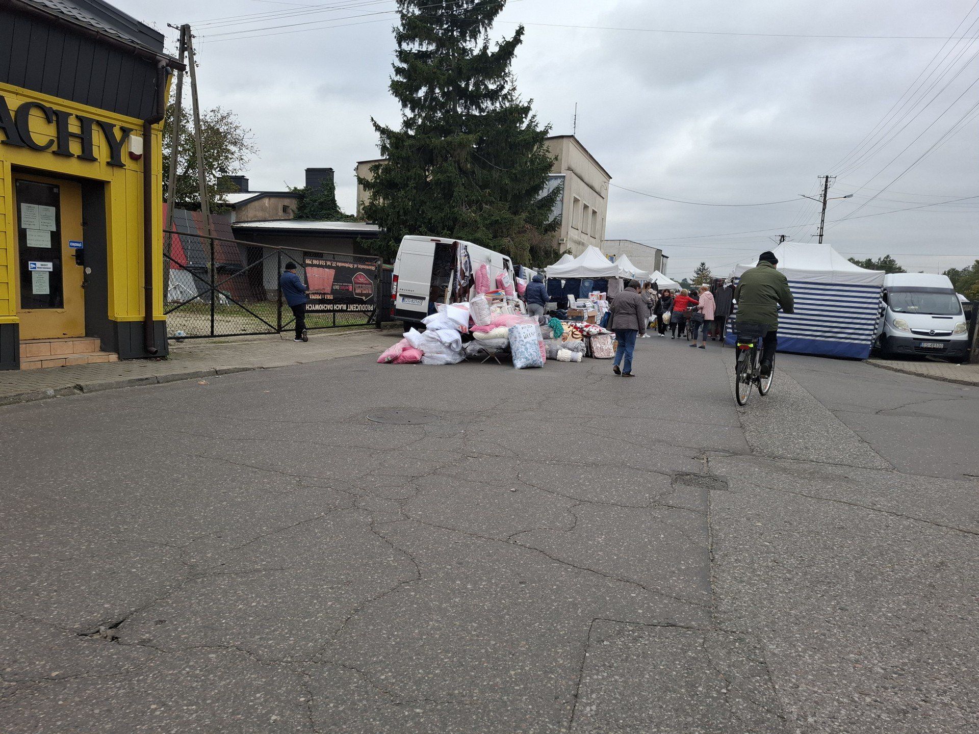 Pierwsza sobota października na targowisku miejskim. W sprzedaży wiązanki