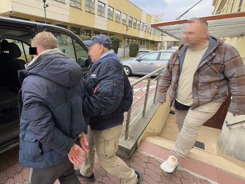 Warszawa: Zatrzymani przez policjantów odpowiedzą za wprowadzanie do obrotu znacznej ilości narkotyków