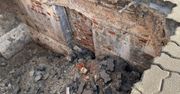 Ziemia zapadła się pod samochodami przy zamku w Człuchowie. Interweniowały służby