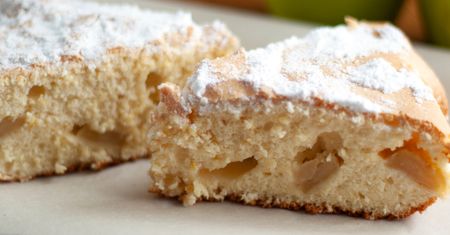 To ciasto biszkoptowe z jabłkami jest mięciutkie jak gąbeczka. Rozpieszcza podniebienia