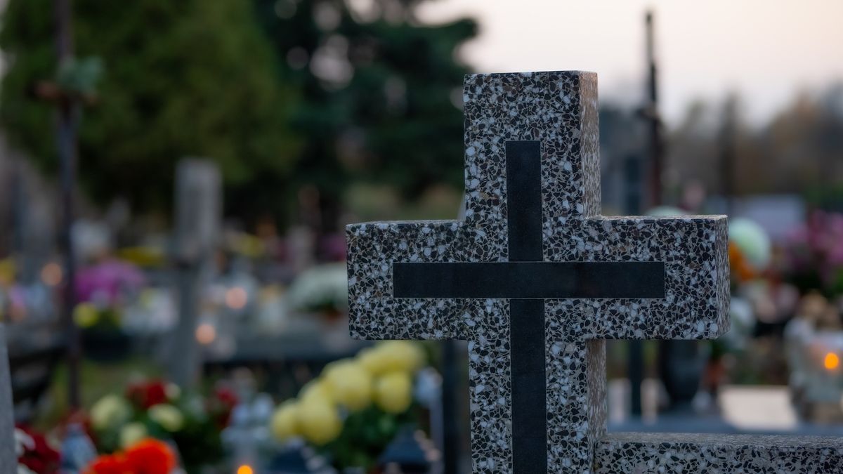 Znaleźli tajemniczą kartkę na cmentarzu