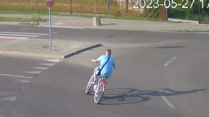 Rowerem uderzył w osobówkę. 27-latk był pijany