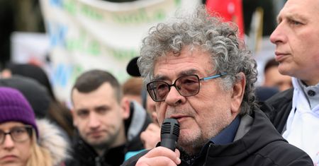 Guru antyszczepionkowców zdemaskowany. 71-latek ma strony o młodych dziewicach