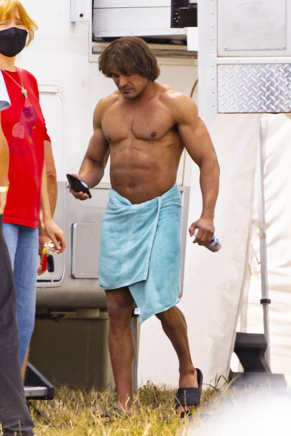 Napakowany Zac Efron przechadza się po planie nowego filmu