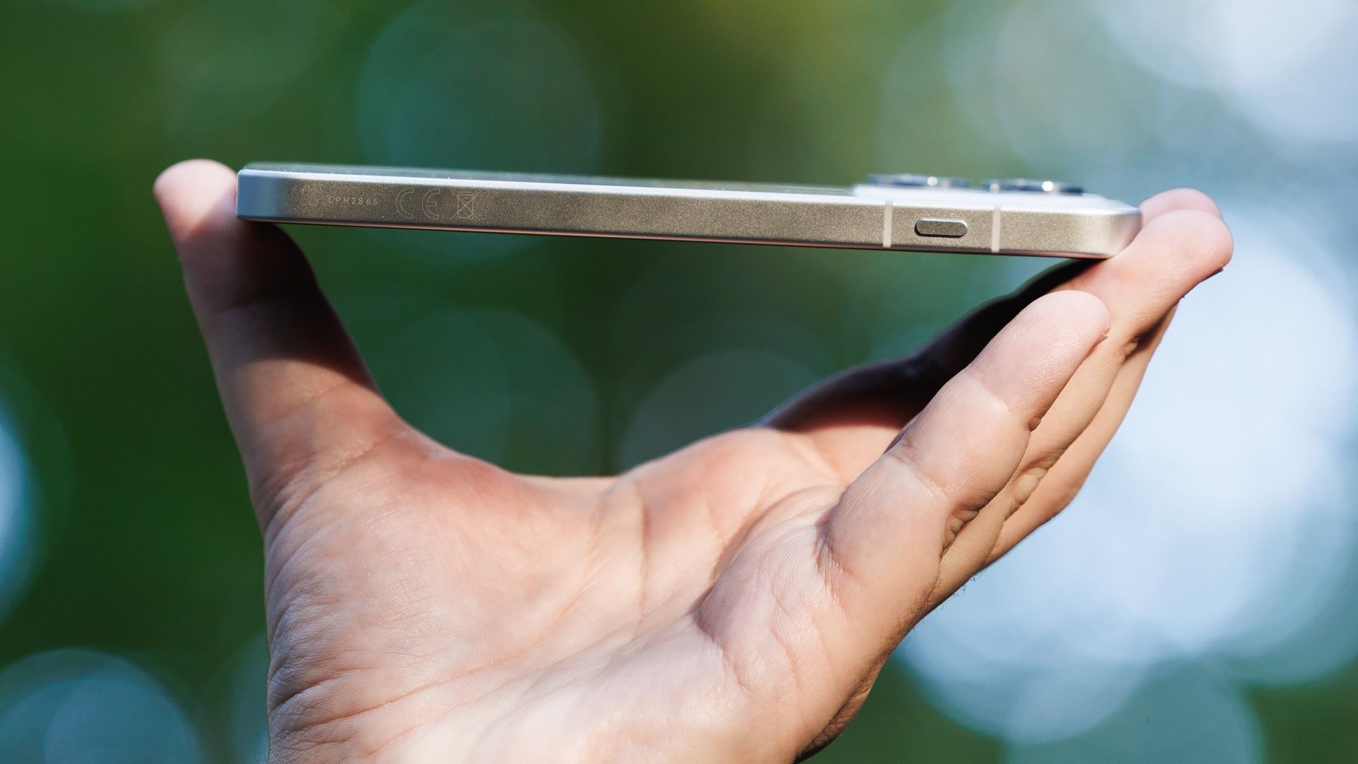 OPPO Reno 16 5G krawędź z przyciskiem Snap Key.