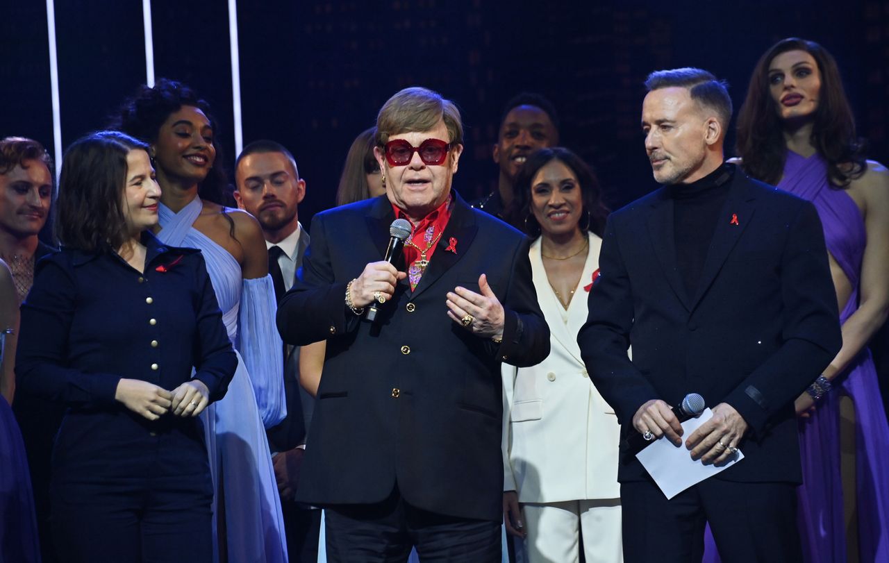 Elton John spricht bei der Premiere des Musicals.