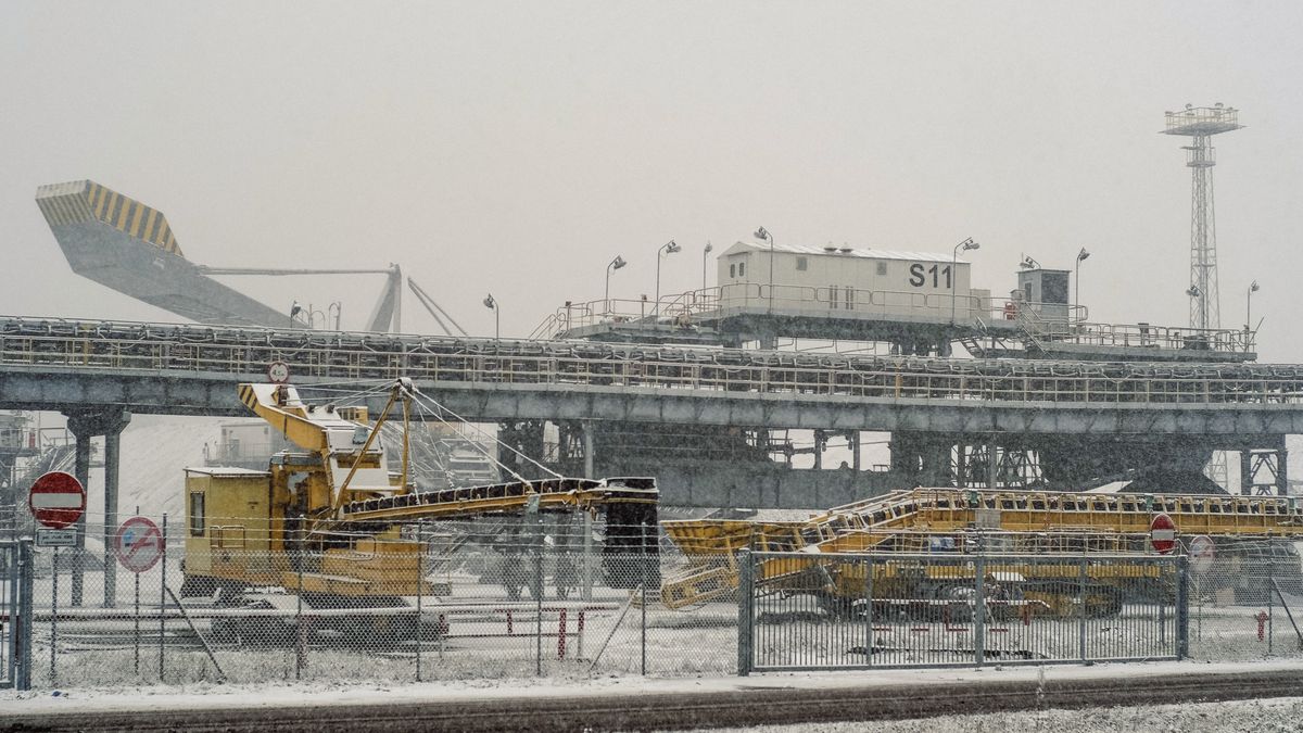 Coal Town of Belchatow as Poland Grapples With Energy Shortages
Bloomberg
fossil fuels, emission, polish, cold, freezing, environmental, emissions, fuels, european, climate issues, freeze, cold snap, euro members, emea, energy, electricity production, distribution, industries, e.u., eu, business news, energy, natural resources