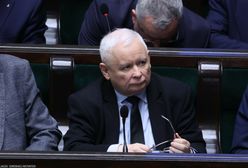 Pomyłka w PiS przy głosowaniu. Nawet Kaczyński źle wcisnął [RELACJA NA ŻYWO]