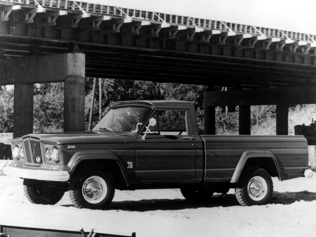 Jeep Gladiator był innym pojazdem niż Willys Jeep Truck. Zbudowanym na bazie Wagoneera, wygodniejszy, ale i do cięższej pracy.