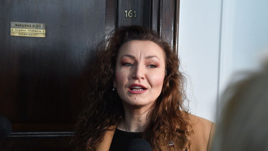 Warszawa, 20.02.2024. Była posłanka PiS Monika Pawłowska przed gabinetem marszałka Sejmu w Warszawie, 20 bm. Monika Pawłowska może przejąć mandat poselski po Mariuszu Kamińskim. (mr) PAP/Piotr Nowak