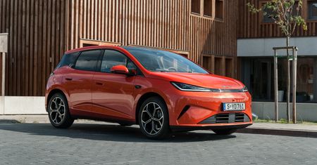 Pierwsza jazda: BYD Dolphin G DM-i - niby się nie dało, a Chińczycy przyszli i zrobili