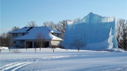 Zbudował zamek z lodu większy od domu 1
