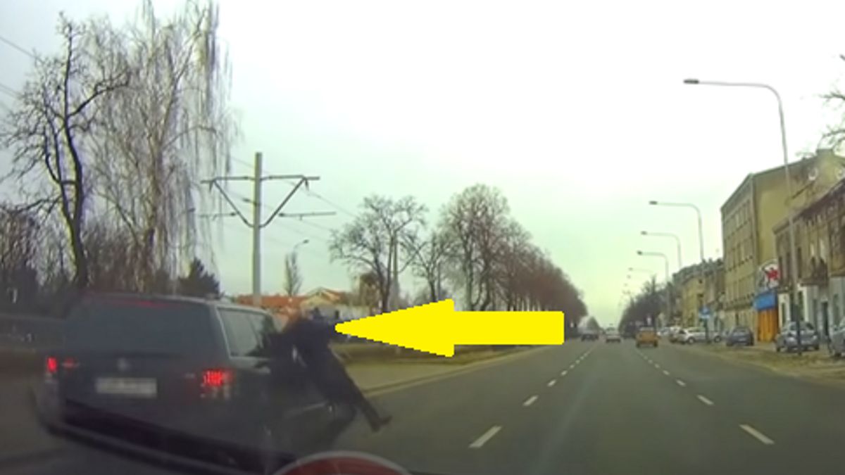 Kobieta wpadła wprost pod koła samochodu