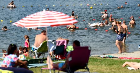 Uratował dwie tonące dziewczynki. Na plaży nikt inny mu nie pomógł
