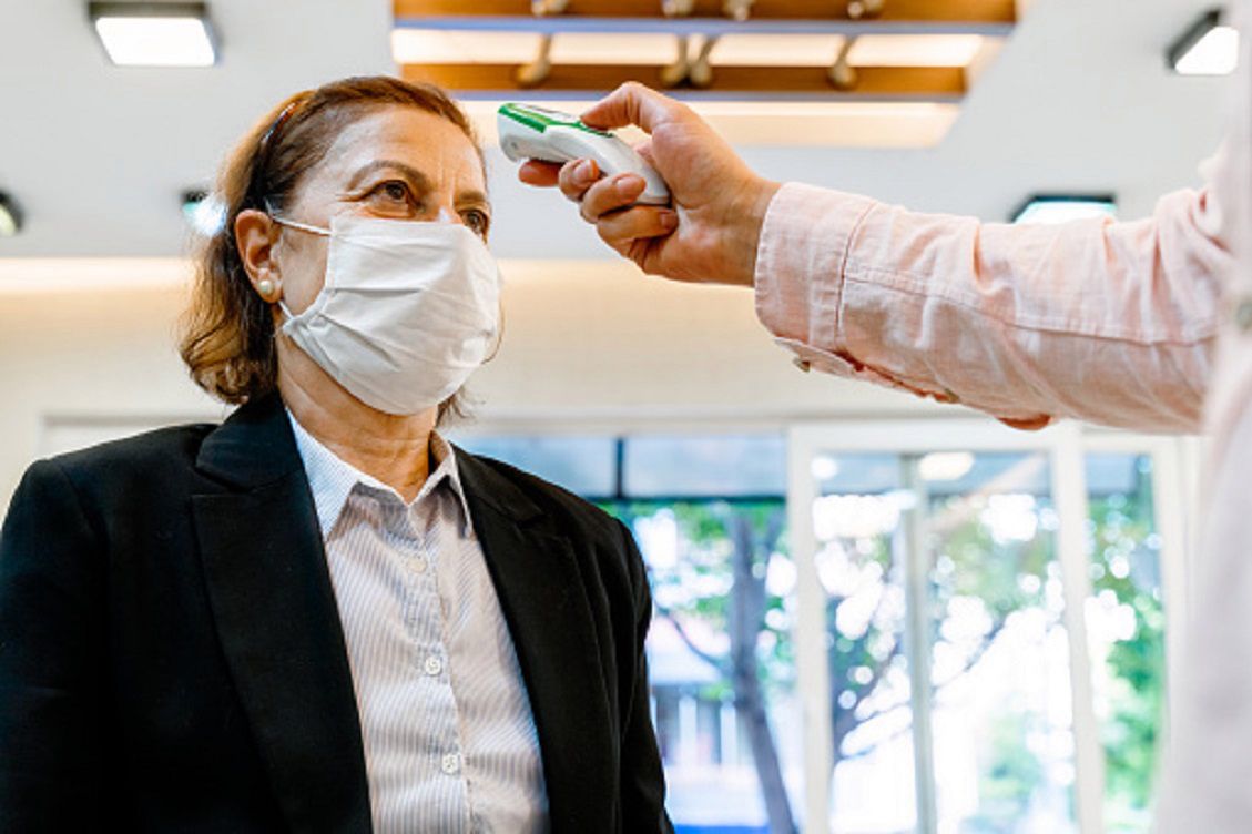 Gorączka lub stan podgorączkowy są pierszymi objawami COVID-19