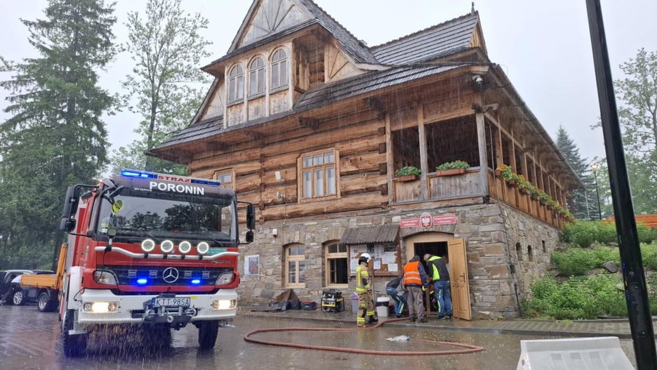 Strażacy wypompowują wodę z zalanych pomieszczeń Gminnego Ośrodka Kultury w Poroninie