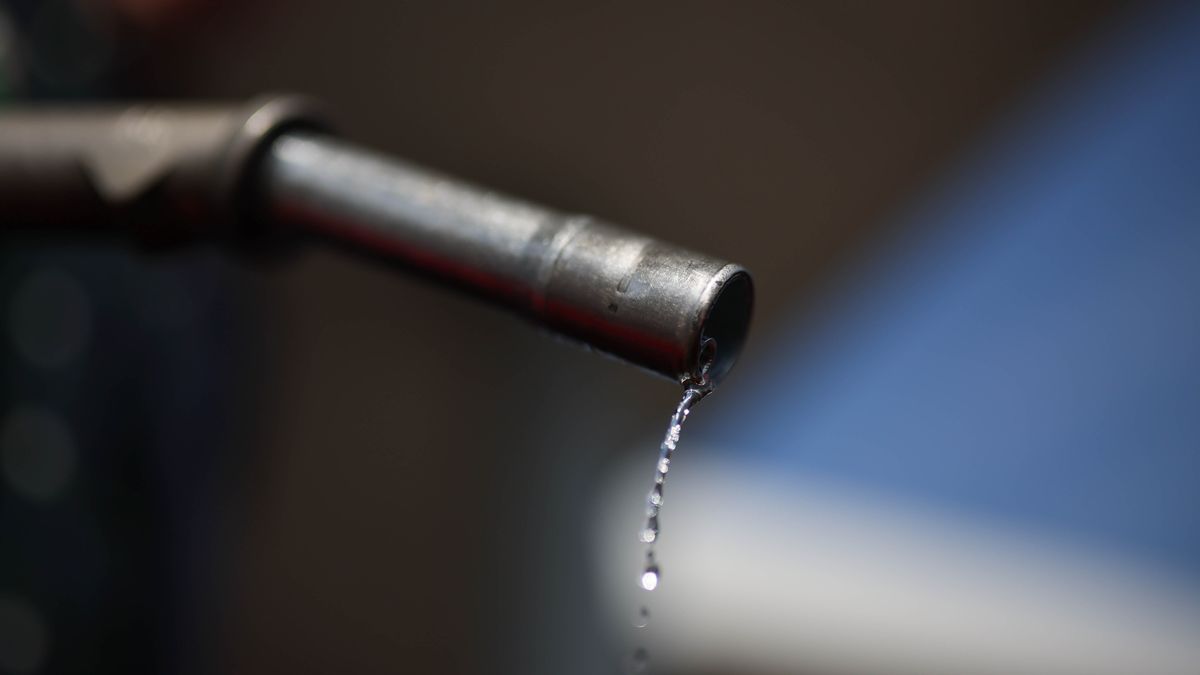 Pułtusk, 10.03.2026. Tankowanie paliwa na stacji benzynowej w Pułtusku (woj. mazowieckie), 10 bm. Od rozpoczęcia ataków Izraela i Stanów Zjednoczonych na Iran cena ropy na świecie stale rośnie. (amb) PAP/Leszek Szymański