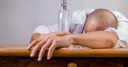 Pijany wjechał do rowu i poszedł do domu spać. Miał 2,5 promila alkoholu