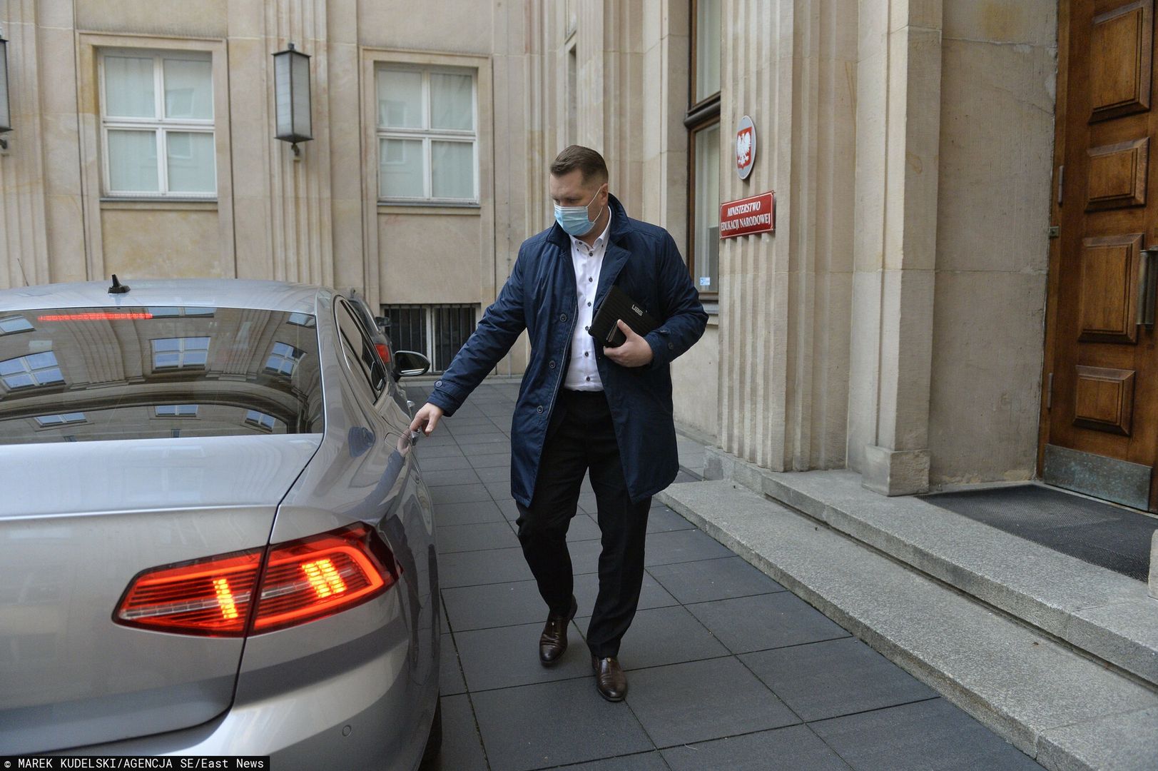 Przemys?aw Czarnek przed MENPHOTO MAREK KUDELSKI / SUPER EXPRESS  WARSZAWA  MINISTER EDUKACJI NARODOWEJ PRZEMYSLAW CZARNEK I JEGO RZADOWA LIMUZYNA.  20/10/2020  N/Z PRZEMYSLAW CZARNEK  MEN MINISTERSTWO EDUKACJI NARODOWEJ WSIADA WYSIADA SAMOCHOD LIMUZYNA PRZED WEJSCIE MINISTERSTWO  WSZYSTKIE ZDJECIA NA HTTP://AGENCJA.SE.COM.PLMAREK KUDELSKI
