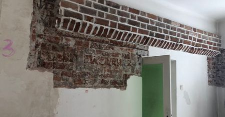 Skuli ściany podczas remontu. Niezwykłe odkrycie w kamienicy w Warszawie