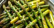 Dodaj łyżeczkę do wody i wrzuć szparagi. Pozbędziesz się całej goryczki