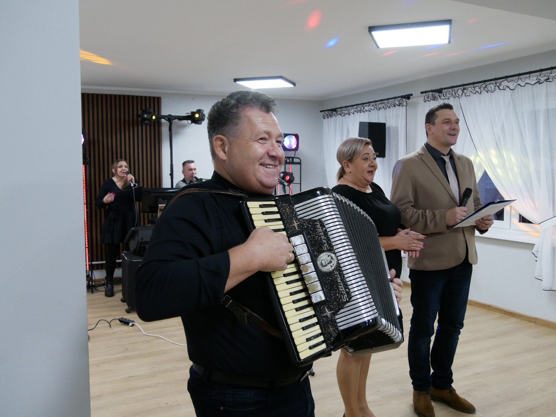 Seniorzy bawili się do utworów granych na akordeonie.