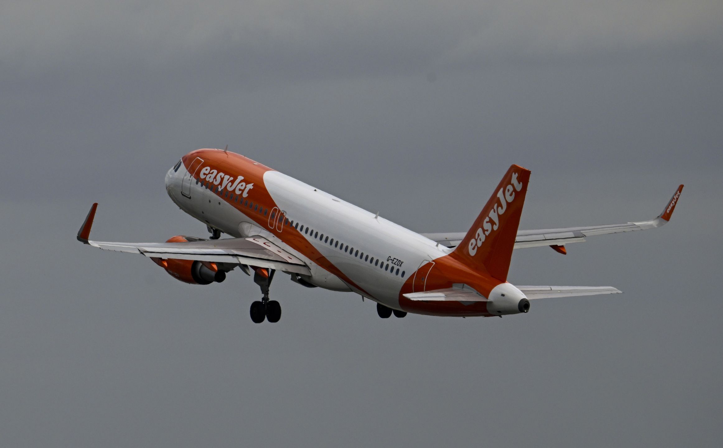 LISBON, PORTUGAL - APRIL 01: An easyJet aircraft tkes off for London at Humberto Delgado International Airport during the first of a three-day strike by the low cost carrier cabin crew on April 01, 2023 in Lisbon, Portugal. EasyJet cabin crew strike in Portugal, called by the National Civil Aviation Flight Personnel Union (SNPVAC), takes place from April 01 to 03. The Portuguese Ministry of Infrastructure and the Ministry of Labor ordered that there have be a minimum service of 52 easyJet flights during the workers' strike, deemed necessary to meet social needs relating to the constitutional right to travel, taking into account the season covered by the declared strike days, on which is expected the displacement of a significant number of people. (Photo by Horacio Villalobos#Corbis/Getty Images)