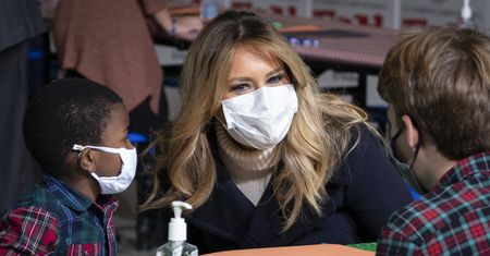 Melania Trump rozdaje dzieciom świąteczne prezenty. Wszyscy patrzą na jej buty