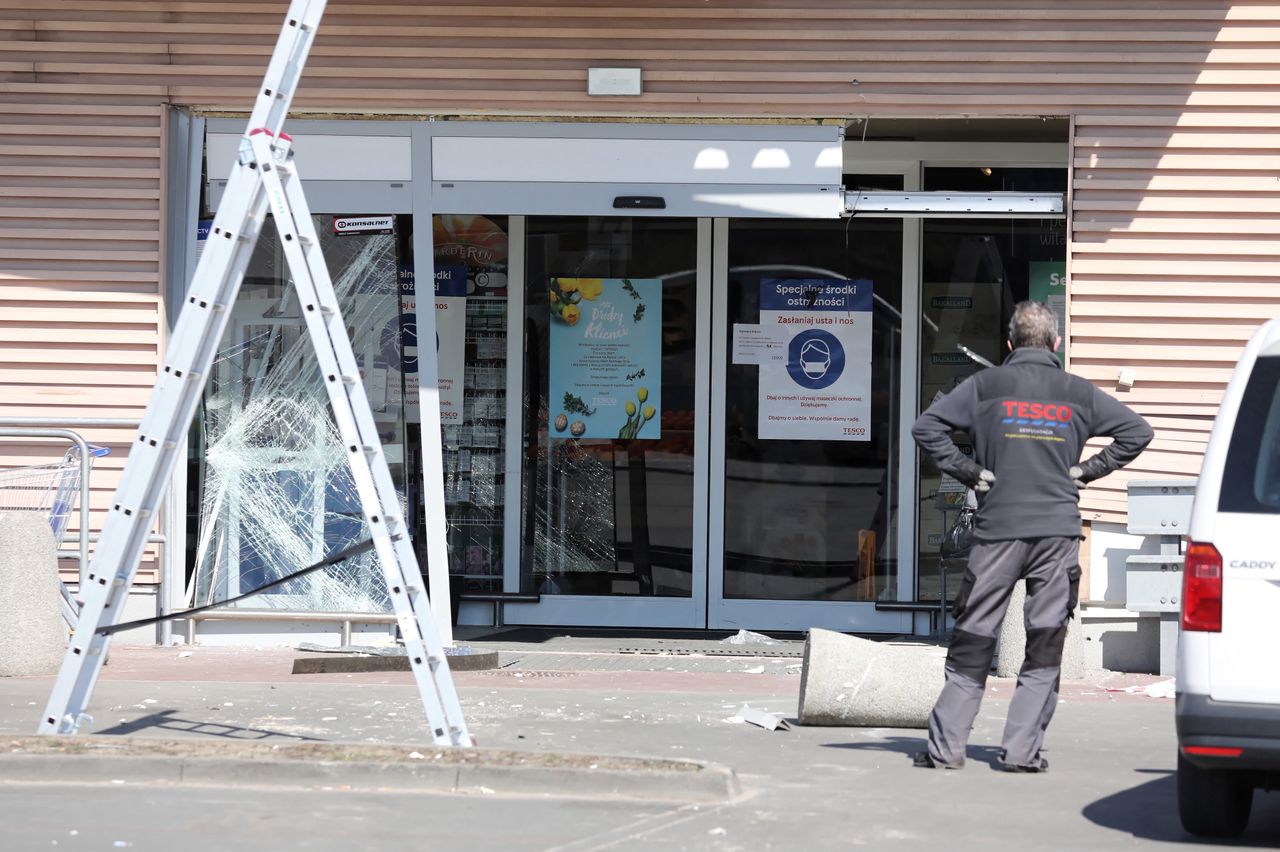 Kradzioną koparką ukradli bankomat. Zuchwały rozbój w Mościskach