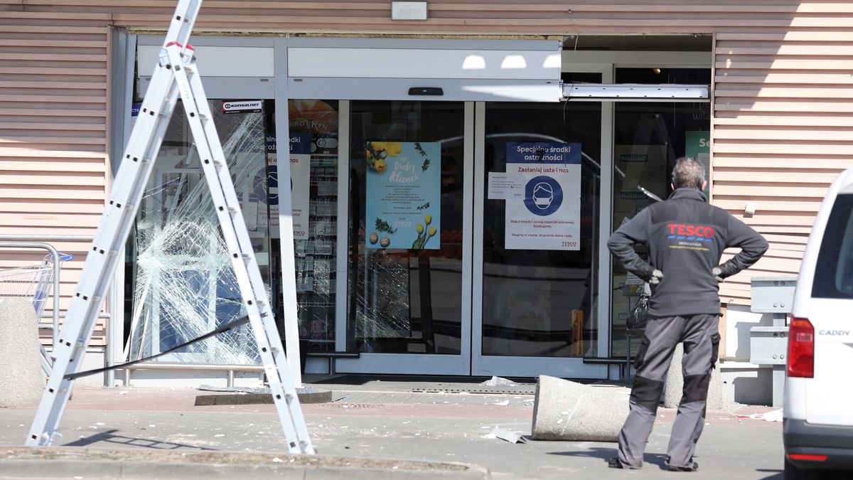 Kradzioną koparką ukradli bankomat. Policja bada sprawę